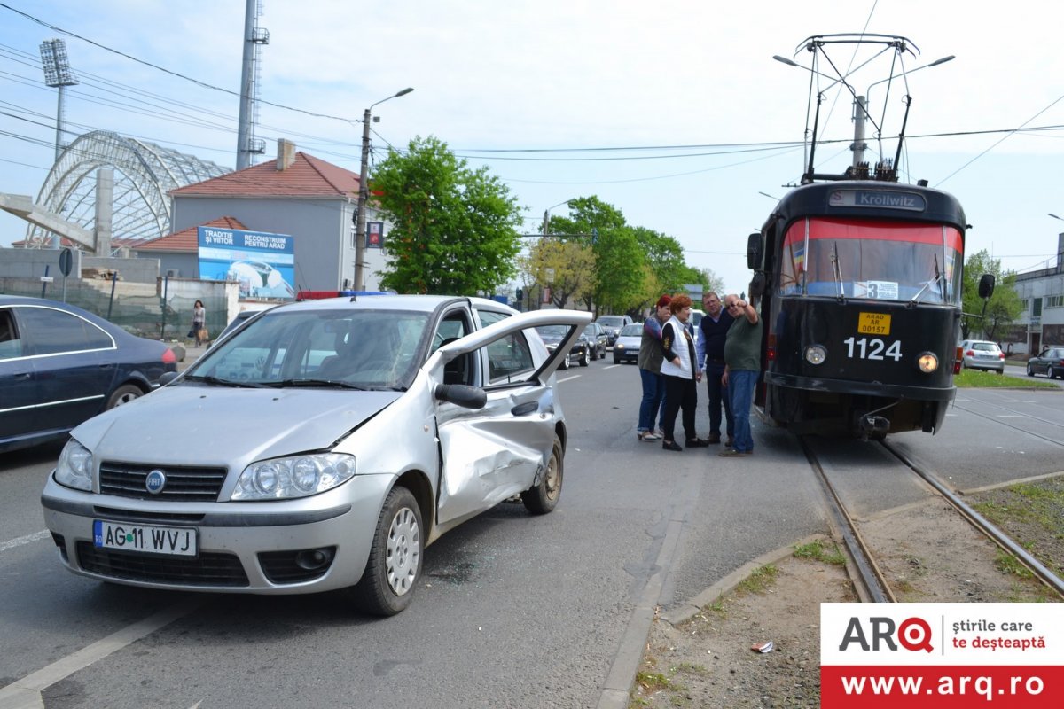 Gravidă (cu Fiat) contra tramvai (cu prioritate) la UTA