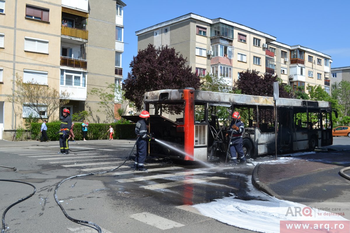 Un autobuz a ars complet în Cartierul ALFA