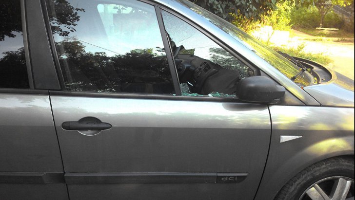 Hoții de mașini au o nouă metodă de spargere care i-a uluit pe polițiști. Alarma e deja ineficientă