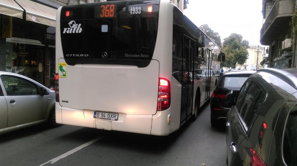 Bărbat tăiat cu un cutter într-o staţie de autobuz. Poliţia îl caută pe agresor