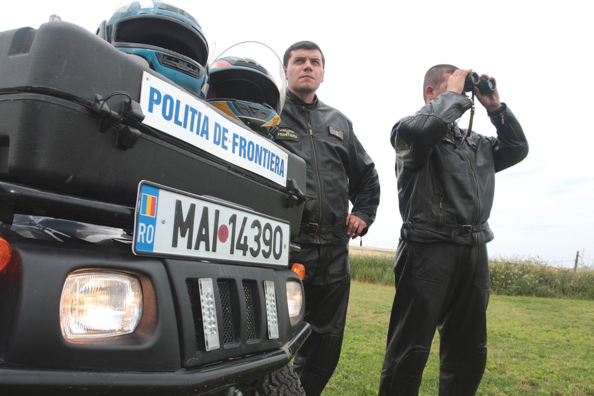 34 de persoane intenţionau să iasă ilegal din România,  ascunse în interiorul unui automarfar