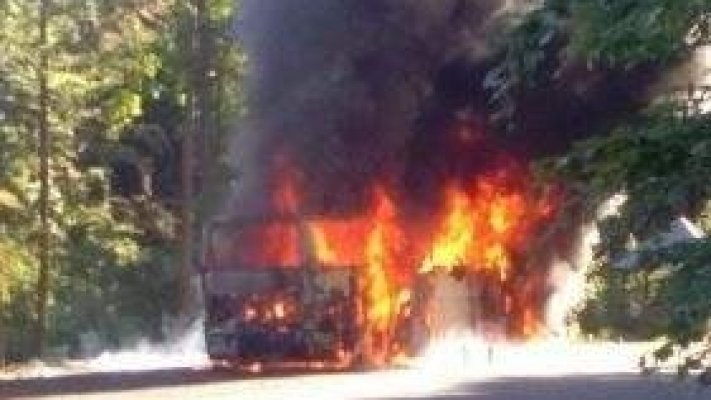 Un autocar plin cu 50 de pelerini a luat foc în mers, pe DN 18, în Pasul Gutâi 