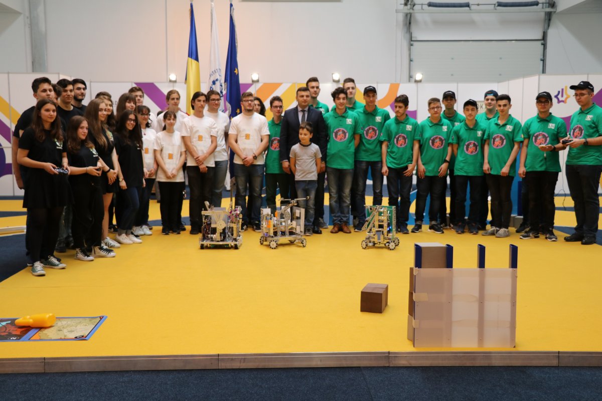 Demonstrație de talent și pasiune: Elevi arădeni și-au etalat roboții construiți chiar de ei