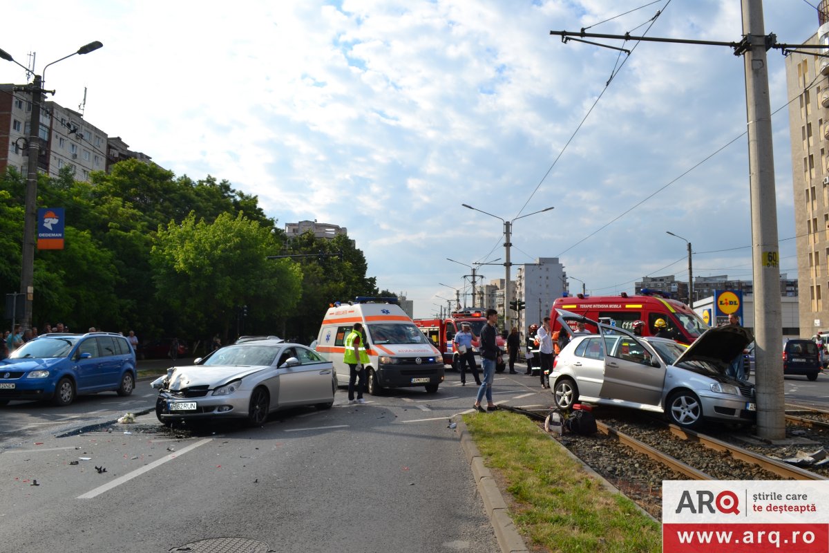 Un șmecher cu MERȚAN a trimis trei femei (dintr-un VW) în spital