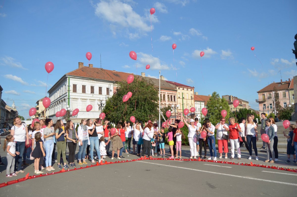 Aradul s-a alăturat marilor orașe din țară care aduc un omagiu celor  care au decedat din cauza HIV/SIDA marcând Ziua Internațională a Lumânărilor Aprinse. (FOTO)