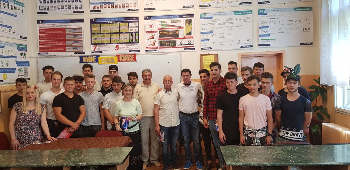 Mihai Leu a vizitat azi Liceul Tehnologic de Transporturi Auto “Henri Coandă” din Arad: “Sper că le-am făcut o surpriză plăcută copiiilor!”