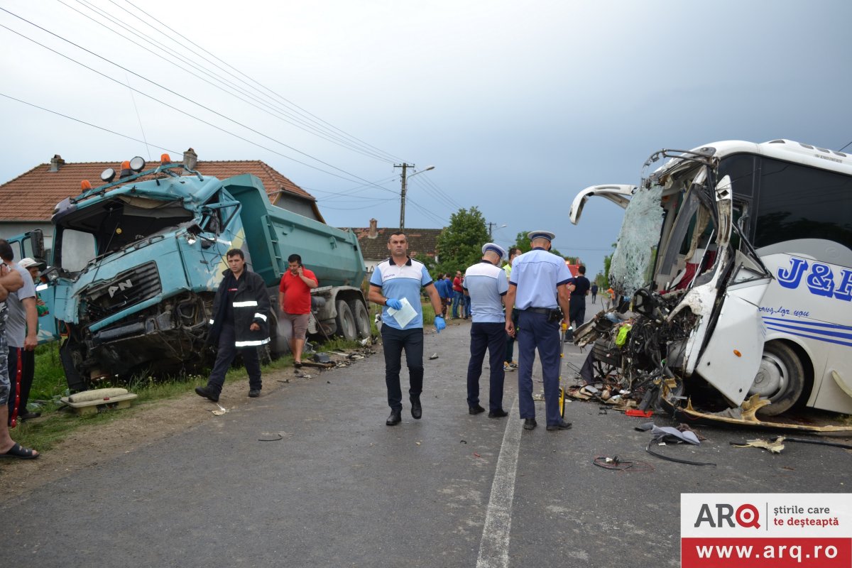 UPDATE VIDEO: Accident grav între un autobuz și o basculantă la Secusigiu 