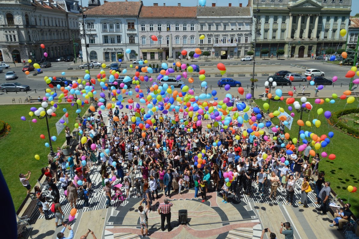 Miercuri, pe platoul din fața Primăriei Municipiului Arad, au fost lansate 600 de baloane cu heliu, în numele celor 600 de copii din județul Arad care își caută încă o familie (FOTO)