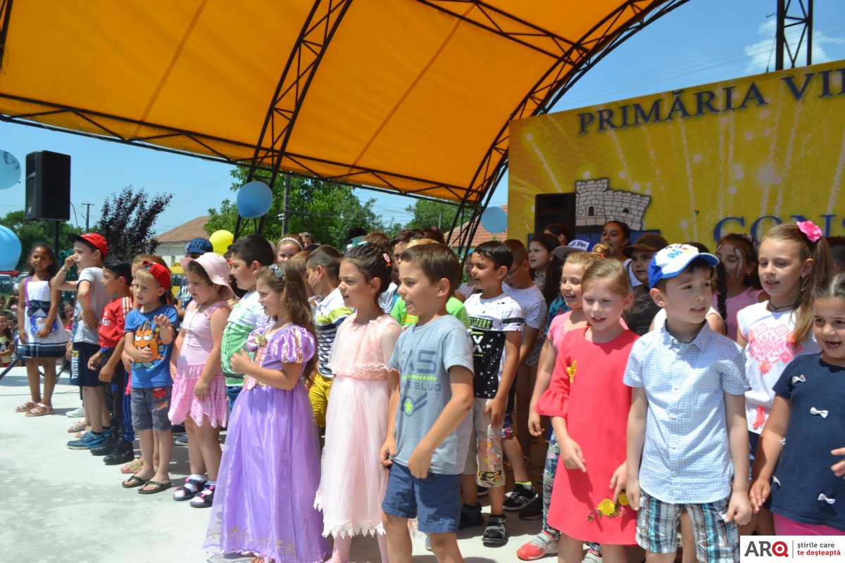 Vinga  a sărbătorit ziua copilului și a avut invitat unul dintre fotbaliștii de aur ai României