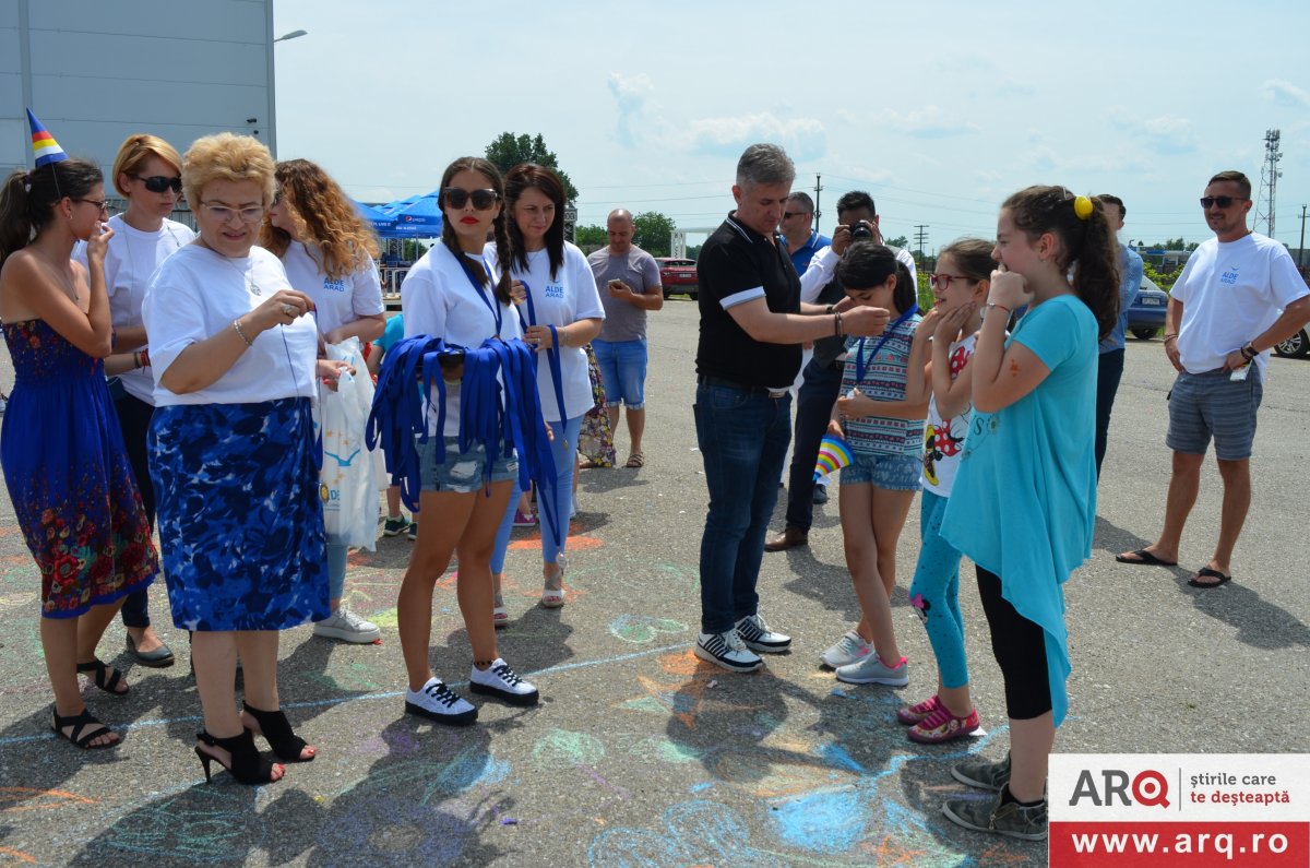 ALDE Arad a sărbătorit Ziua Copilului printre zecile de copii de la Casa Copilului (FOTO)