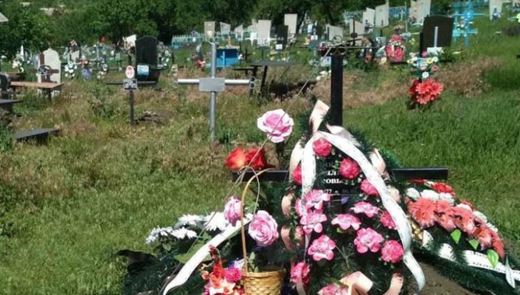 Un bărbat s-a spânzurat în cimitir de crucea soției sale, care murise în aprilie