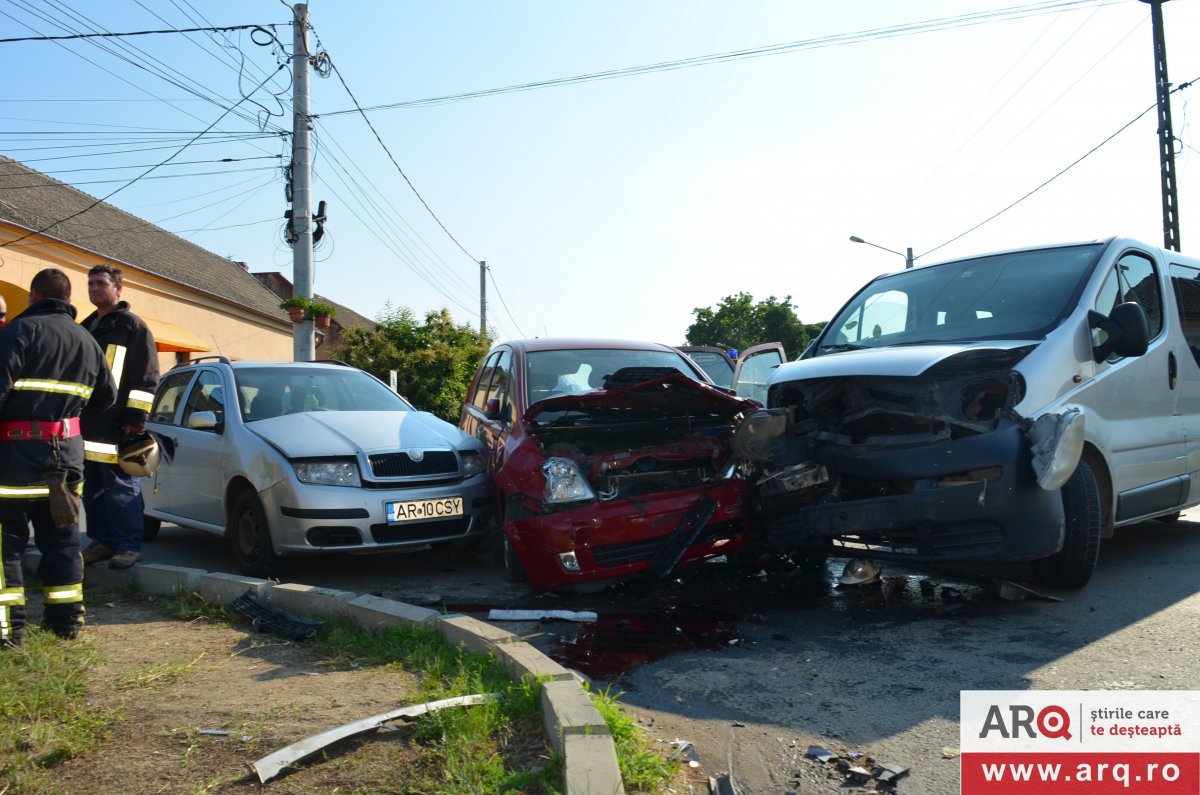 Accident între un microbuz Opel, un autoturism Opel și o Skodă, 11 răniți la Pecica (FOTO)