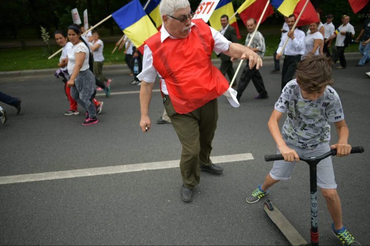 Imagini revoltătoare. Participant la mitingul PSD a bruscat un copil care se plimba cu trotineta