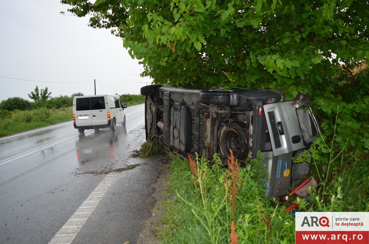 Microbuz Renault răsturnat și o femeie rănită în așa-zisa curbă a morții dintre Șagu și Vinga (FOTO)