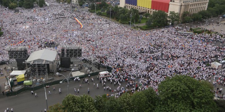 Presa străină: Un miting împotriva abuzurilor justiției, organizat de oameni cu probleme de corupție