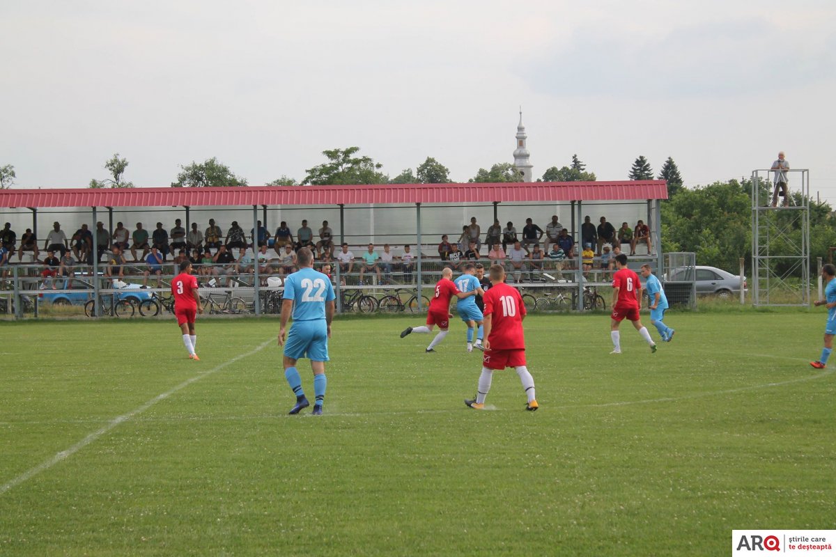 Mîndruloc are echipă de liga a VI-a și  stadion de liga a III-a