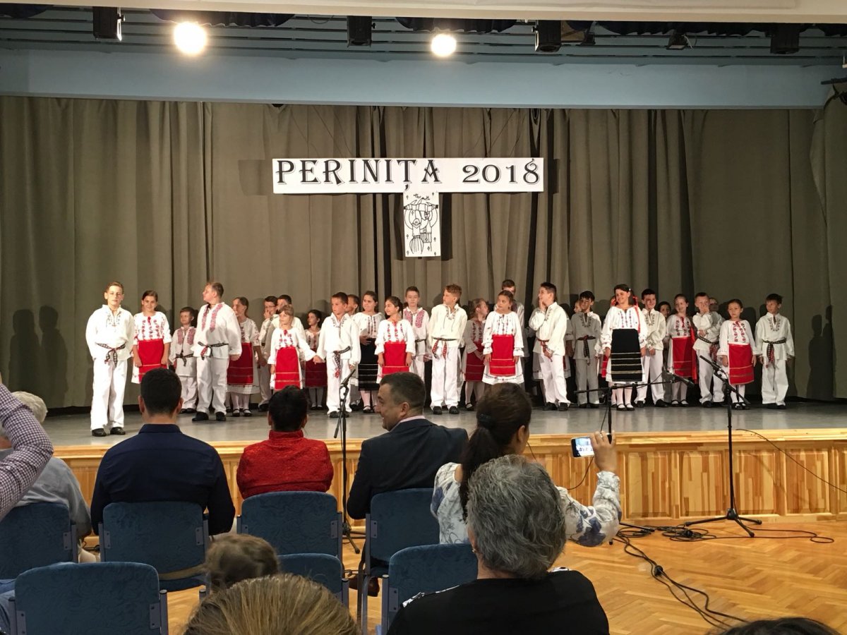 „Periniţa” şi „Copii pe aripile muzicii”, festivaluri ale copiilor români din Ungaria (FOTO)