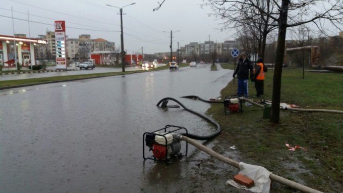 Echipele Companiei de Apă Arad au intervenit după furtuna violentă de azi noapte
