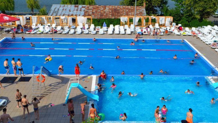 Te poţi îmbolnăvi grav când mergi la piscină.Ce reguli trebuie să respecţi ca să nu ajungi la spital