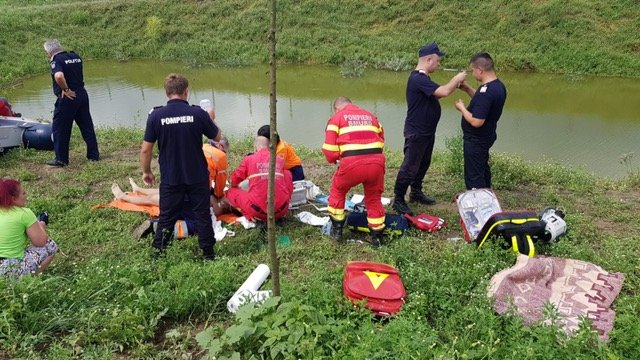 Corpul unui tânăr găsit de pompieri în baltă la Chelmac