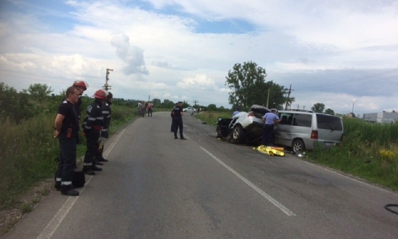 Accident între un BMW și un Mercedes. Un mort și patru răniți (FOTO)