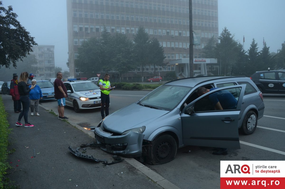 Femeie cu Opel contra bordură pe str. Miron Costin