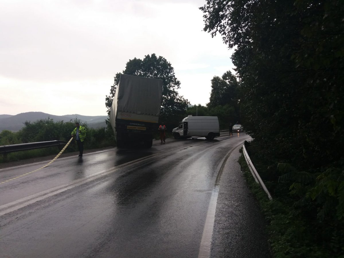 Accident între un TIR și un microbuz lângă Milova