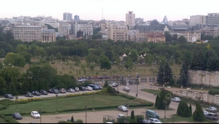Două mitinguri în fața Parlamentului. Unul impotriva PSD, unul pentru Klaus Iohannis