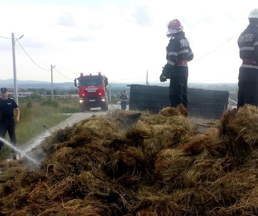 INCENDIU REMORCĂ ÎNCĂRCATĂ CU FÂN IN APROPIERE DE SEBIȘ