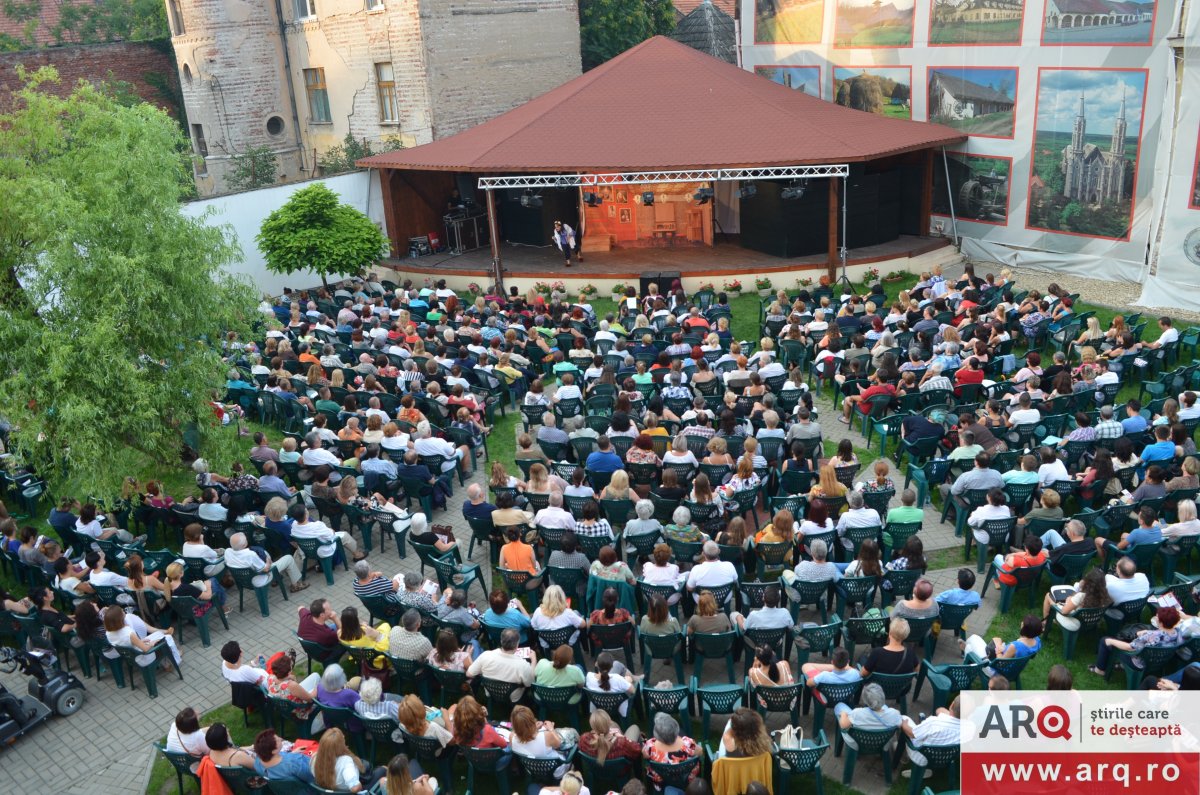 Sute de persoane la Teatrul de Vară