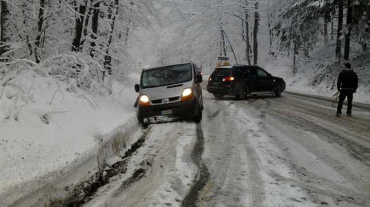 Vremea a luat-o razna. A nins în România! Stratul de zăpadă, 4 centimetri