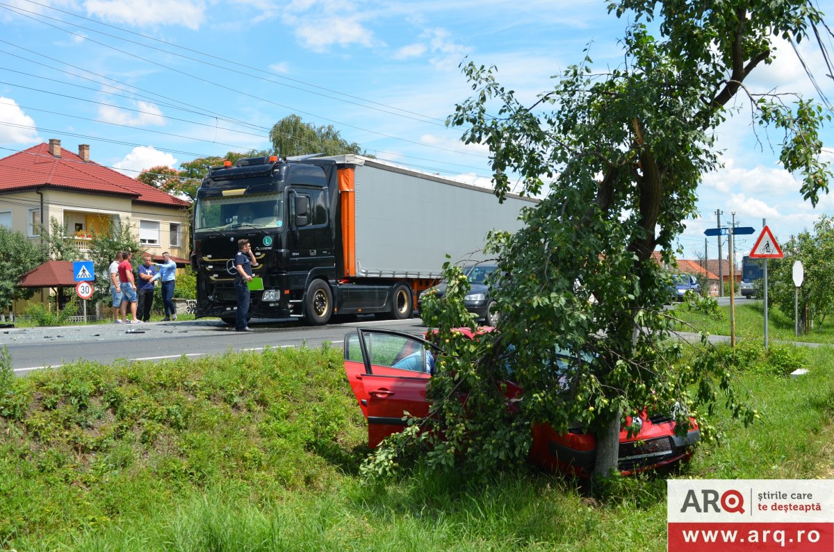 Accident cu TIR contra Renault la Mândruloc (FOTO)