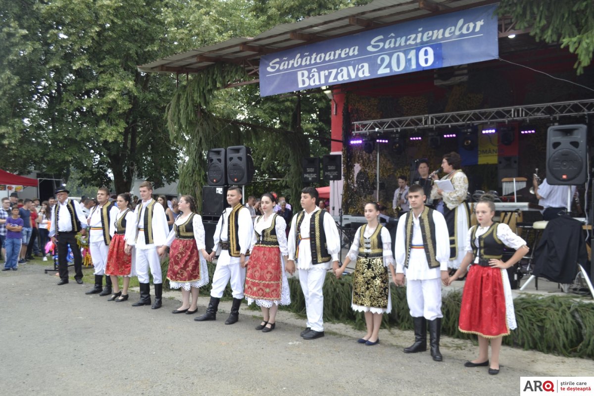 Sărbătoarea Sânzienelor cu paradă militară la Bârzava (FOTO/VIDEO)