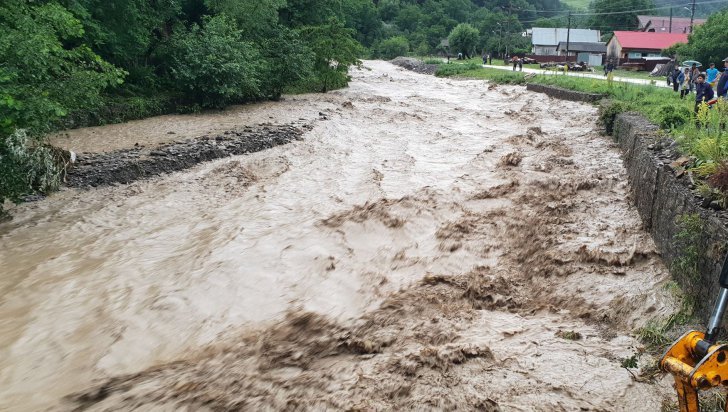 Ploile s-au oprit, riscul de inundaţii rămâne. Hidrologii au emis noi avertizări