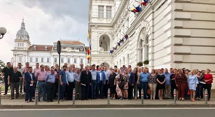 Pesediştii scoşi la poze să îl susţină pe Dragnea n-au avut tupeul să se pozeze în faţa Primăriei!