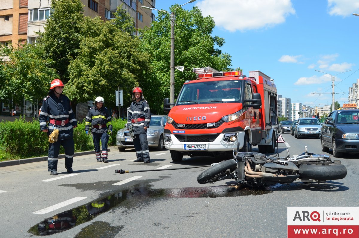 Încă o motocicletă erotomană sedusă de TRAMVAIUL ROȘU, OLE!