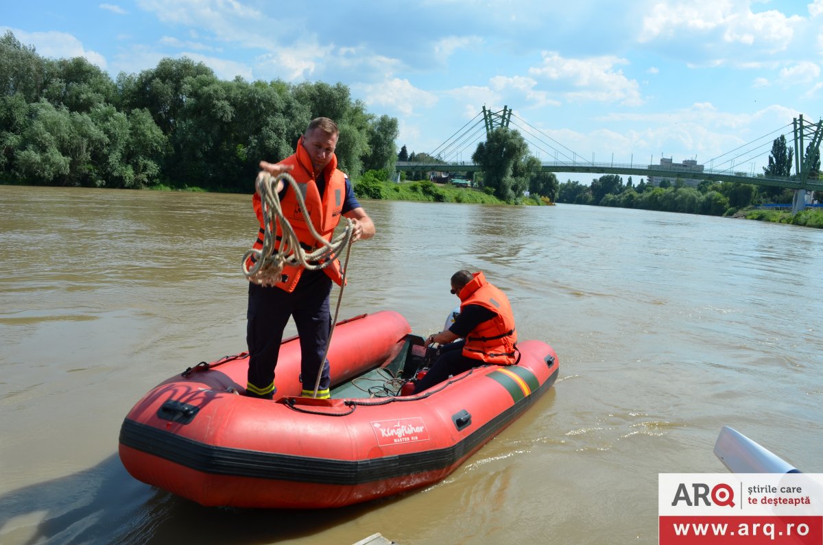 Bărbat de 48 de ani s-a sinucis, aruncându-se de lângă maică-sa în Mureș (FOTO)