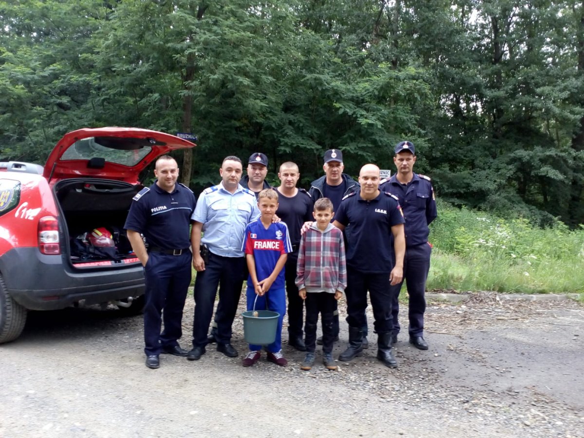 Doi copii rătăciți în pădure au fost salvați de pompieri