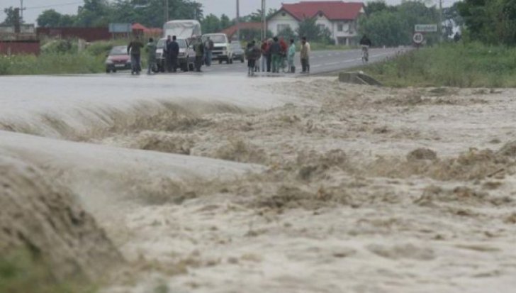 Ploile violente au făcut ravagii în Arad și în țară. România, sub cod de inundaţii şi furtuni, până marţi
