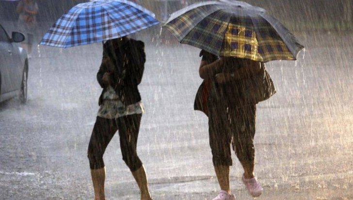 România, lovită de ploi torenţiale. Este COD PORTOCALIU pentru 18 judeţe. Prognoza pe 3 zile