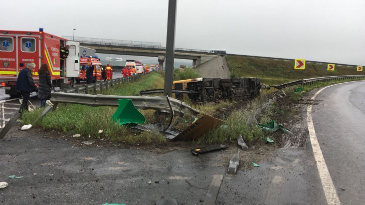 Autobuz răsturnat pe A1: Peste 32 de persoane sunt rănite - VIDEO