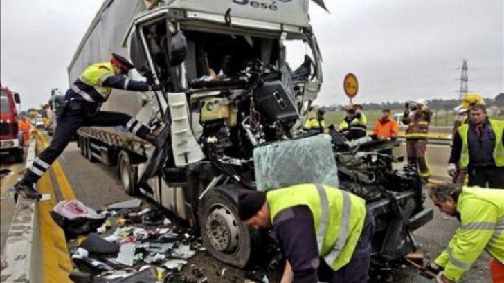 Accident grav în Mureș. Ciocnire frontală între două autotrenuri