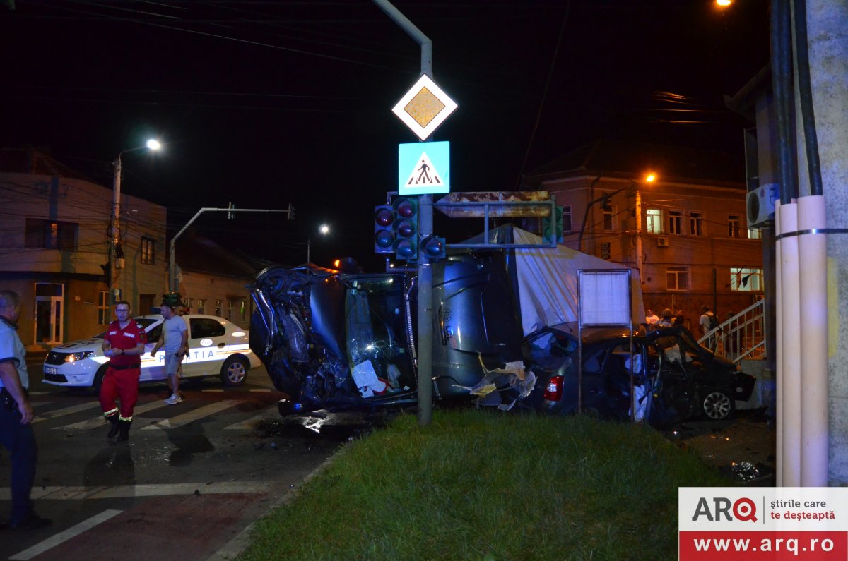 Accident grav cu Citroen contra microbuz  lângă Poliția Rutieră (FOTO)