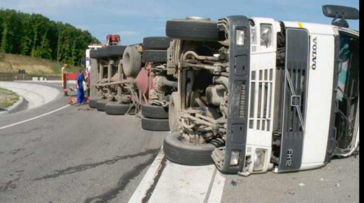 TIR răsturnat pe Valea Oltului. Traficul a fost reluat