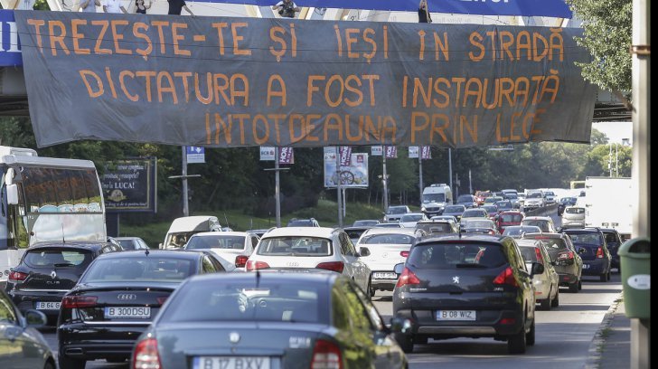 Protest ucis în faşă în Piaţa Victoriei. Bannerul uriaş s-a mutat pe DN1