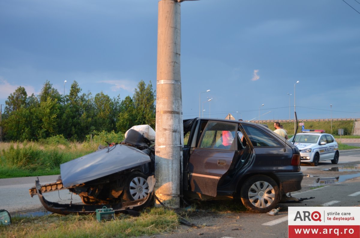 Accident grav cu-n Opel ce s-a încolăcit în jurul stâlpului de curent