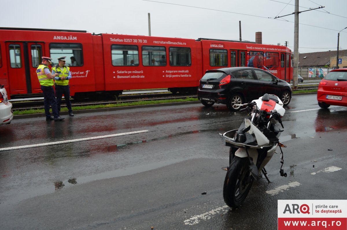 Accident cu motoretă erotomană contra Ford onorabil la Atrium Mall