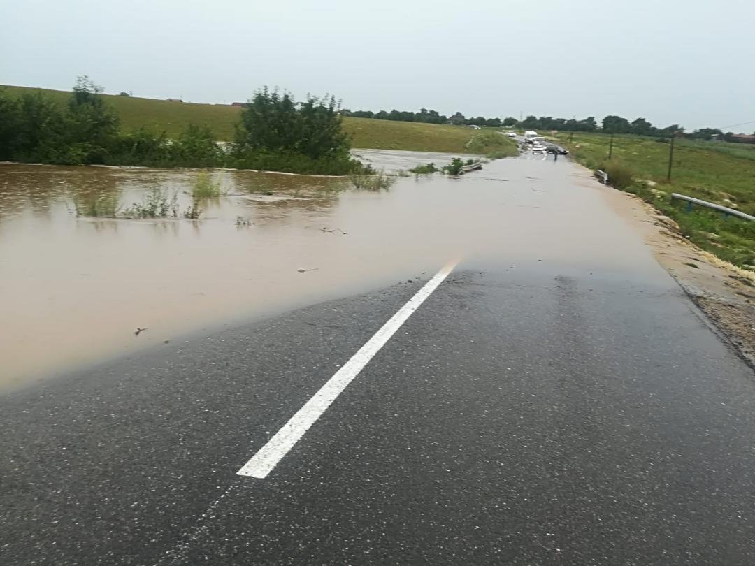 ALERTĂ! Drumul județean Frumușeni - Aluniș, blocat de ape (VIDEO)