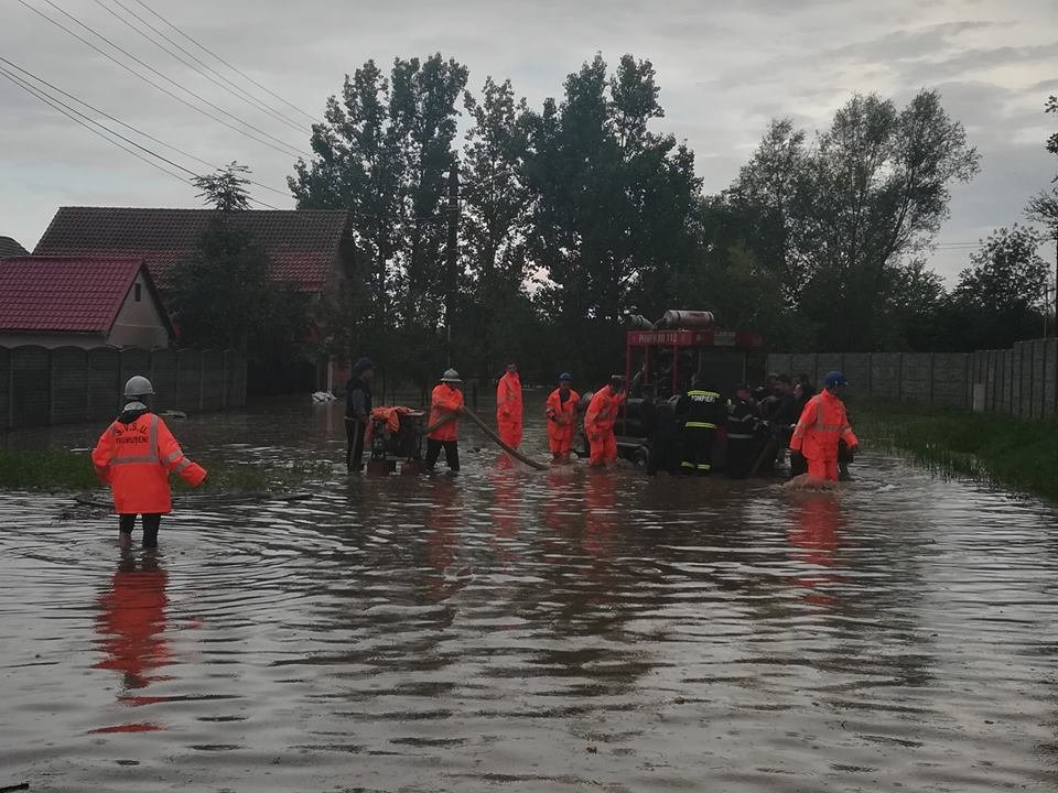 INUNDAȚII ÎN COMUNA FRUMUȘENI (FOTO)