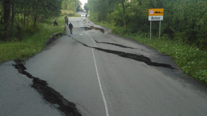 Drum naţional din Argeş, RUPT de o alunecare de teren. Gropi de UN METRU adâncime. Traficul, închis